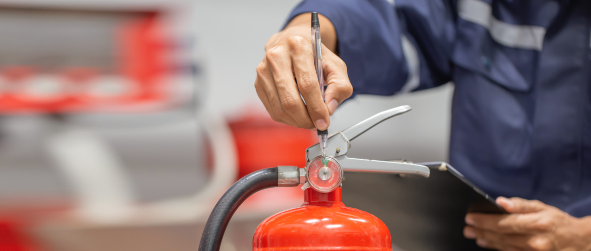 Agent de sécurité incendie manipulant un extincteur - Devis Sécurité et Gardiennage