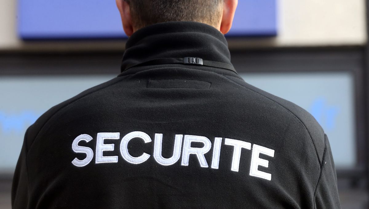Agent de sécurité d'une entreprise de sécurité privée surveillant un périmètre lors d'un événement important